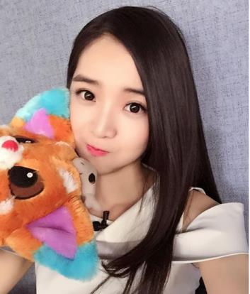 lol主播余霜写真壁纸手机版