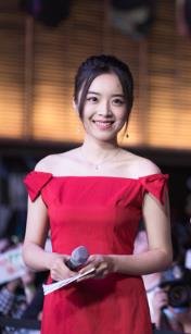 lol主播余霜写真壁纸手机版