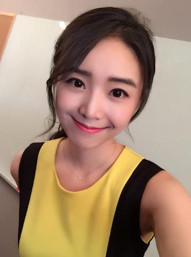 lol主播余霜写真壁纸手机版